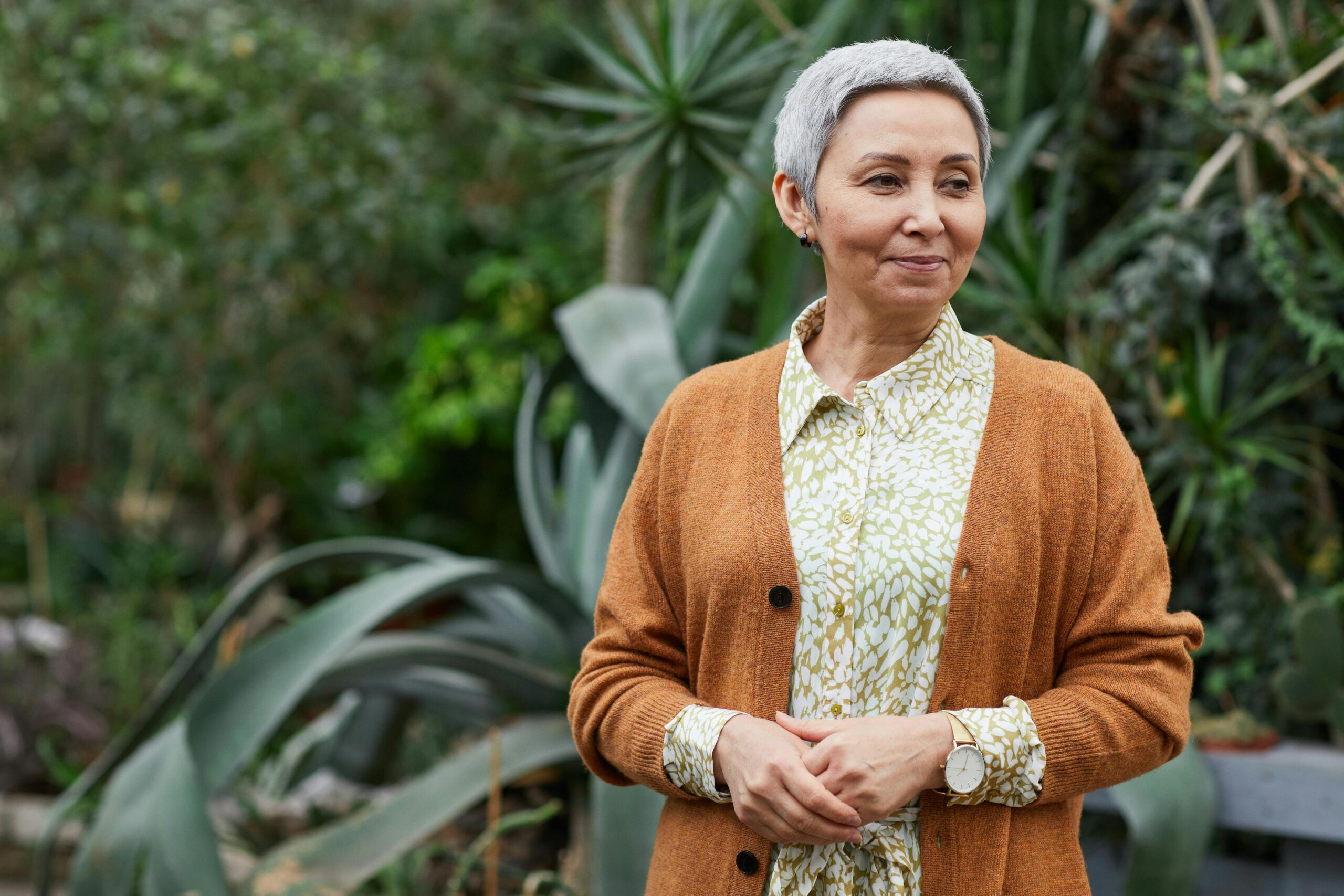 Old Hawaiian woman with leaves in the background.