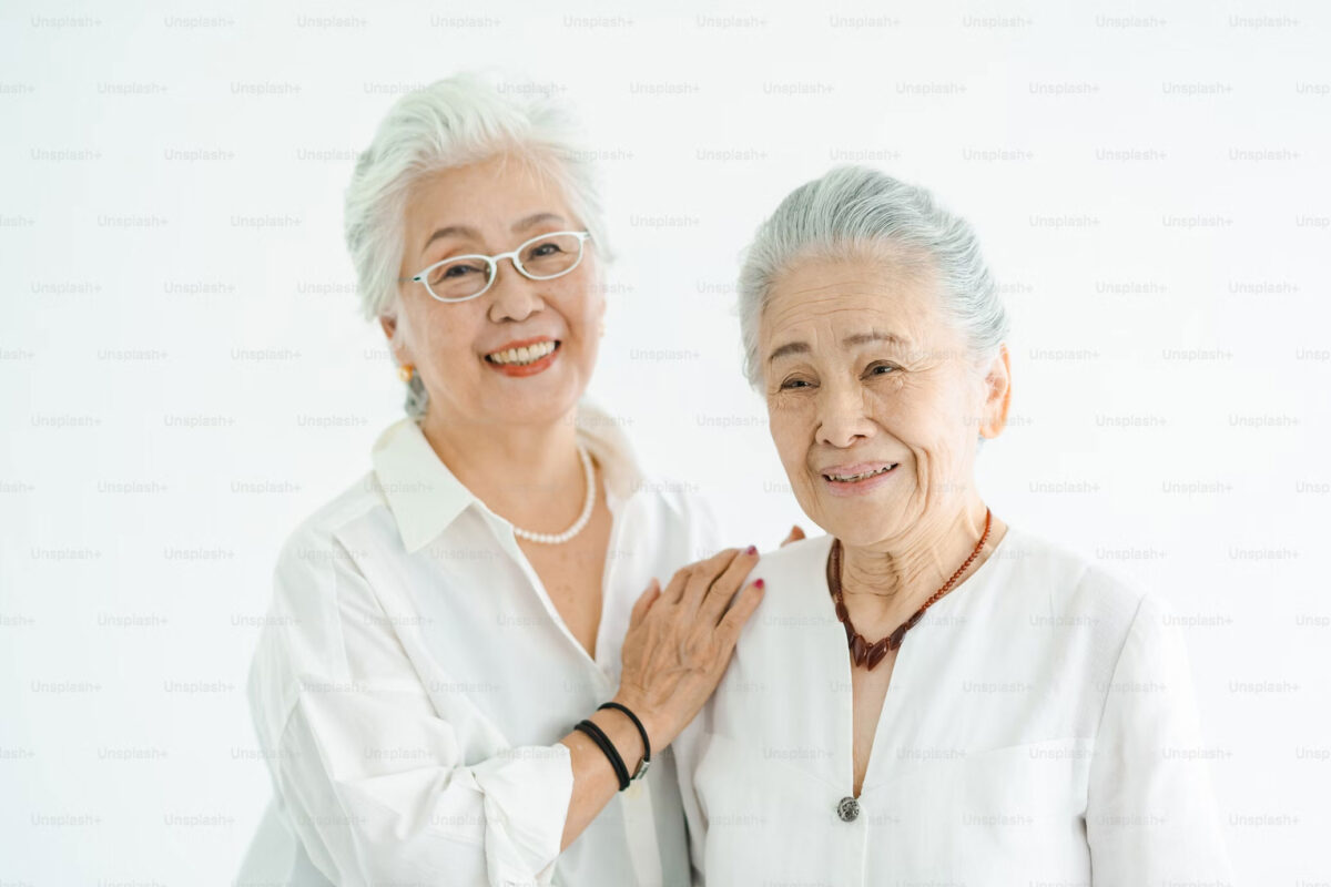 Two elderly Hawaiian seniors smiling. 
